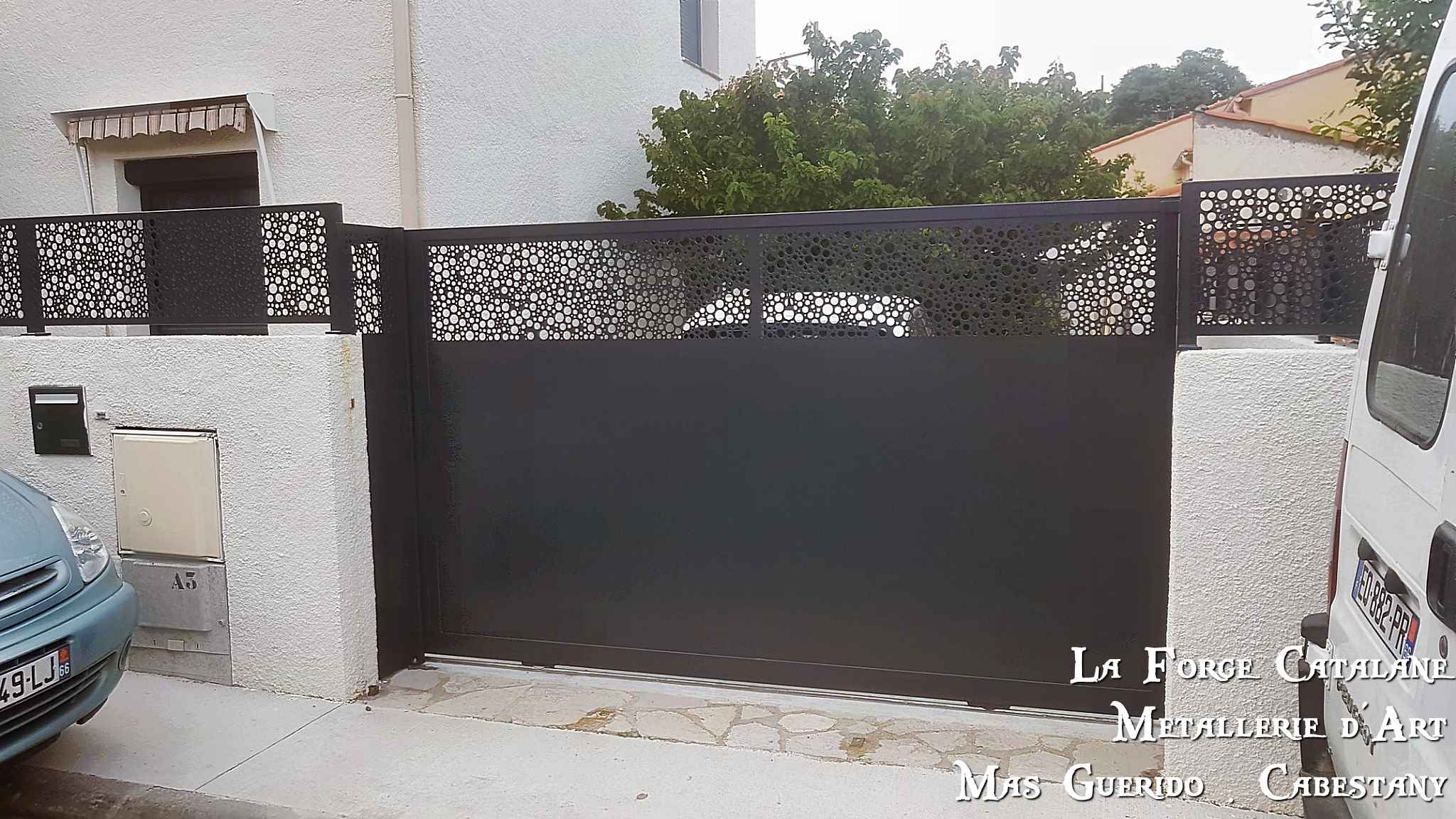 Portail coulissant tole frise decoupe laser partie haute forge catalane.jpg